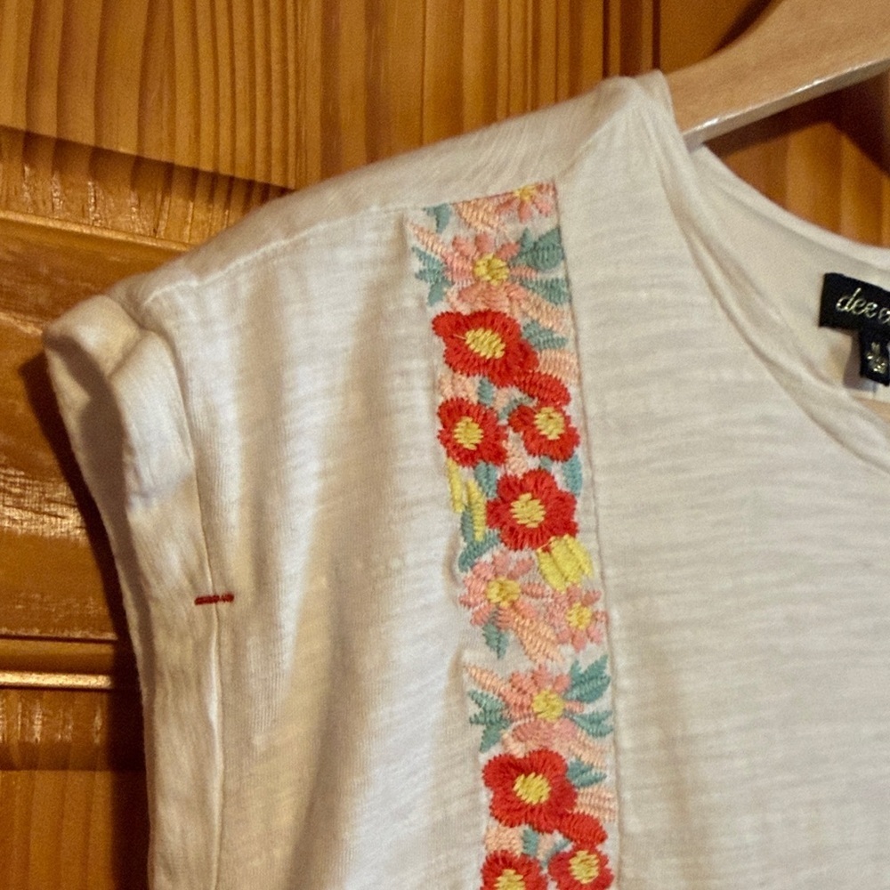 Dee Elly White Sleeveless Shift Dress with Floral Embroidery and Ruffled Hem - Picture 3 of 6